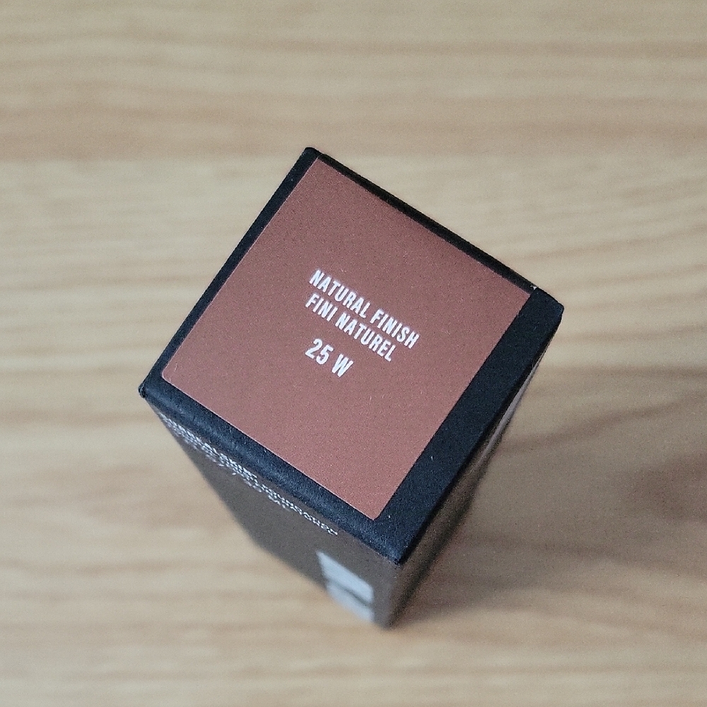 Makeup By Mario Foundation - Sleek Black Packaging - Picture 3 of 3